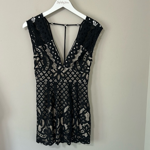 Free People One Million Lovers Black Lace Deep V Neck Mini Dress Size 2 - Picture 4 of 15
